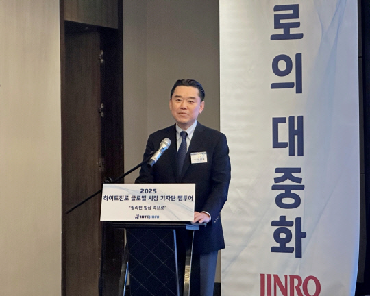 지난 18일(현지시간) 필리핀 마닐라에서 열린 하이트진로 기자 간담회에서 김인규 하이트진로 대표이사가 인사말을 하고 있다. 하이트진로 제공